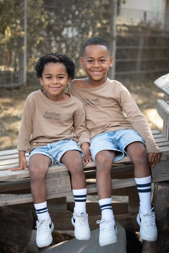 Familien Fotografie Basel Zürich. Besondere Emotionen und Momente zwei Jungs